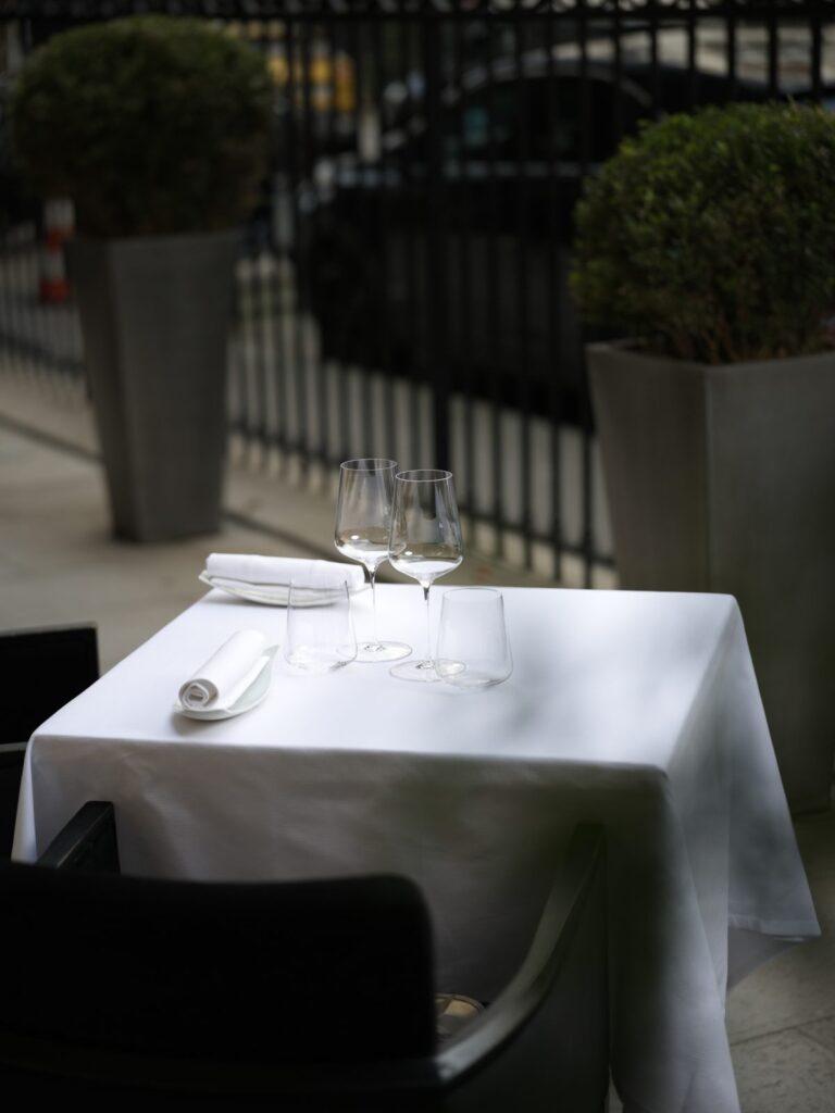 Table dressée en terrasse, Zostera